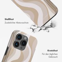 Selencia Vivid Tough Back Cover mit MagSafe für das iPhone 15 Pro Max - Desert Waves Beige