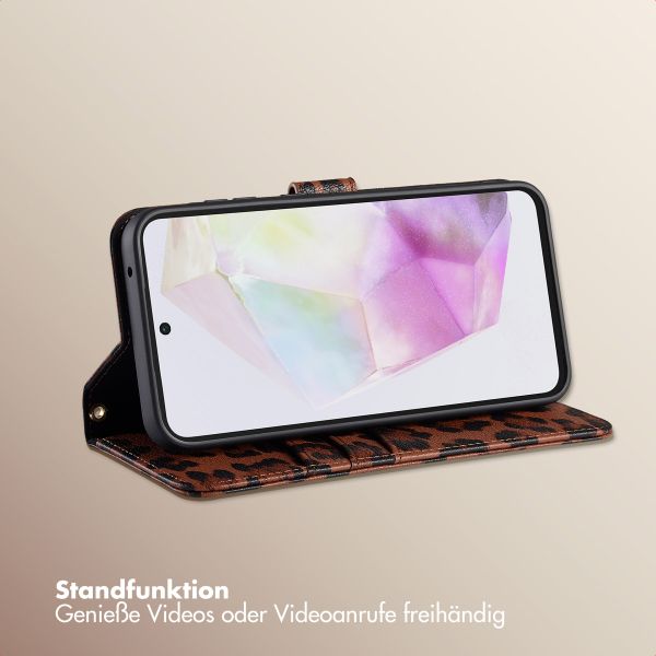 Selencia Sabi Klapphülle mit Leopardenmuster Samsung Galaxy A35 - Mocha Brown