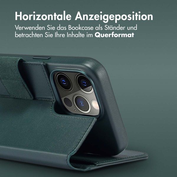 Accezz 2-in-1 Klapphülle aus Leder mit MagSafe für das iPhone 15 Pro Max - Cedar Green