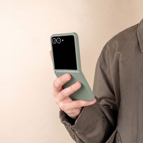 Accezz Liquid Silikoncase mit MagSafe Samsung Galaxy Z Flip 8 - Cooper Green