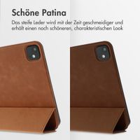 Accezz Leder Trifold Klaphülle Apple iPad Pro 13 (2025) M5 / (2024) M4 - Cognac