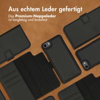 Accezz Premium Leather 2 in 1 Klapphülle für das iPhone SE (2022 / 2020) / 8 / 7 / 6(s) - Schwarz