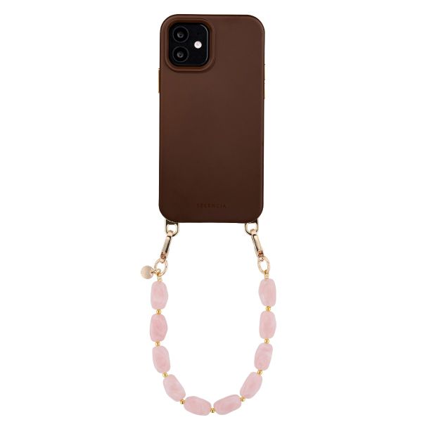 Selencia Rivièra MagSafe Backcover mit abnehmbaren Haken für das Apple iPhone 12 / 12 Pro - Choco Brown + Satin Crush Handykette - Cosmic Candy