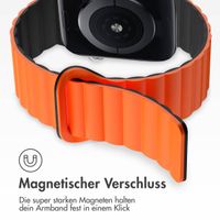 imoshion Magnetisches Silikonarmband für das  Apple Watch Series 1 t/m 9 / SE (38/40/41 mm) | Series 10 / 11 (42 mm) - Oranje & Zwart / Orange & Black