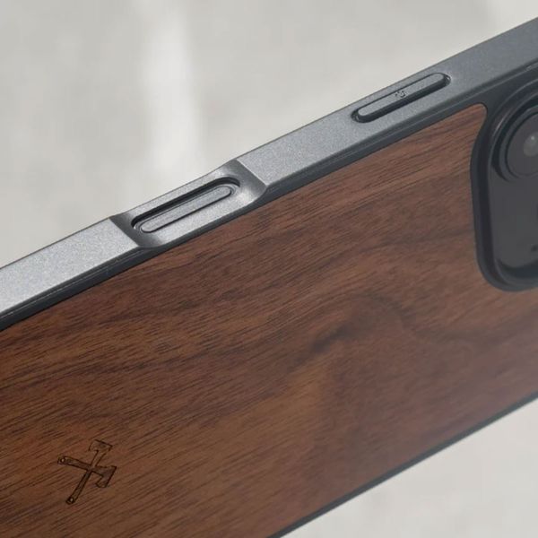 Woodcessories Bumper Case MagSafe für das iPhone 16 Pro Max - Walnut