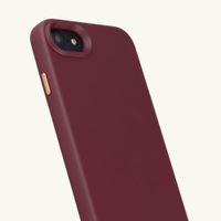 Selencia Rivièra Backcover mit MagSafe mit abnehmbaren Haken Apple iPhone SE (2022 / 2020) / 8 / 7 / 6(s) - Bold Burgundy