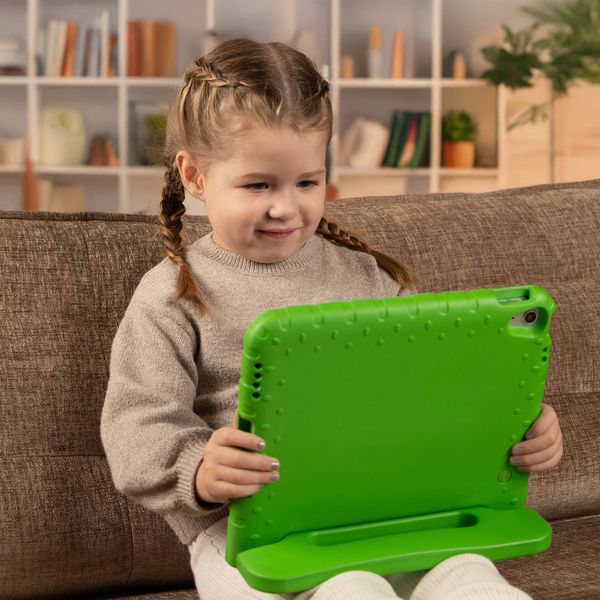 imoshion Schutzhülle mit Handgriff kindersicher Apple iPad 9 (2021) 10.2 Zoll / iPad 8 (2020) 10.2 Zoll / iPad 7 (2019) 10.2 Zoll - Grün