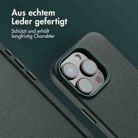 Accezz MagSafe Leather Backcover für das iPhone 16 Pro - Cedar Green