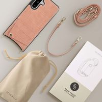 Selencia Nova Croco Back Cover mit Band und Kartenfach für das Samsung Galaxy A36 / A56 - Old Pink