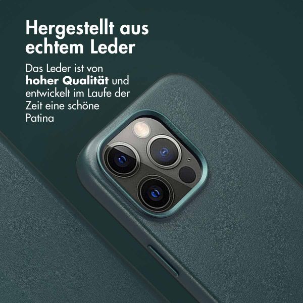 Accezz 2-in-1 Klapphülle aus Leder mit MagSafe für das iPhone 15 Pro - Cedar Green