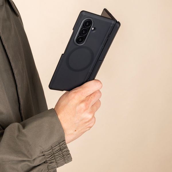 imoshion Color Guard mit MagSafe und Ständer Samsung Galaxy Z Fold 8 Ultra - Schwarz