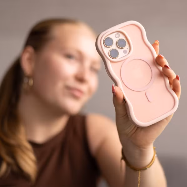 Selencia Wavy Backcover mit MagSafe Apple iPhone 15 - Soft Pink