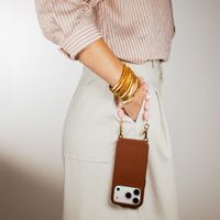 Selencia Rivièra MagSafe Backcover mit abnehmbaren Haken für das Apple iPhone 12 / 12 Pro - Choco Brown + Satin Crush Handykette - Cosmic Candy
