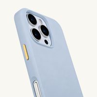 Selencia Rivièra MagSafe Backcover mit abnehmbaren Haken für das Apple iPhone 16 Pro Max - Powder Blue + Bold Chain Handykette - Gold