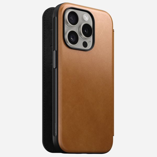 Nomad Modern Leather Folio Klapphülle für das iPhone 15 Pro - English Tan