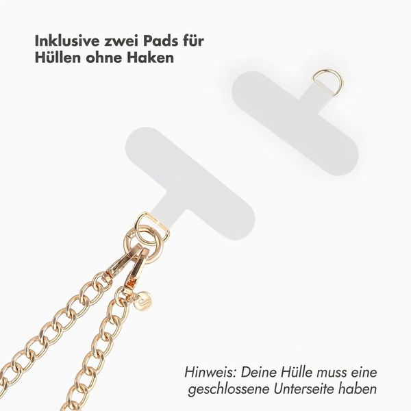 Selencia Rivièra MagSafe Backcover mit abnehmbaren Haken für das Apple iPhone 15 - Powder Blue + Bold Chain (130 cm) - Gold
