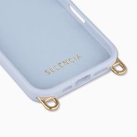 Selencia Rivièra MagSafe Backcover mit abnehmbaren Haken für das Apple iPhone 17 - Powder Blue + Bold Chain (130 cm) - Gold