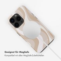 Selencia Vivid Tough Back Cover mit MagSafe für das iPhone 15 Pro Max - Desert Waves Beige