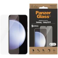 PanzerGlass Ultra-Wide Fit Antibakterieller Displayschutz mit Applikator für das Samsung Galaxy S23 FE