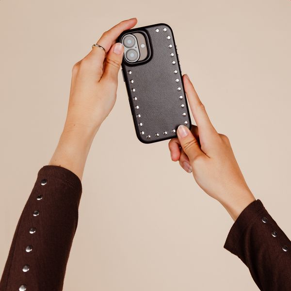 Selencia Studs Backcover mit MagSafe Apple iPhone 16 Pro - Velvet Black