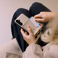 Selencia Sera HandyHülle mit Kordel und Umschlag-Kartenhalter Apple iPhone 15 - Champagne