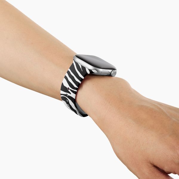 iDeal of Sweden Einstiegs-Uhrenarmband für  Apple Watch Series 1 - 9 / SE (38/40/41 mm) | Series 10 / 11 (42 mm) - Größe S/M - Iconic Zebra