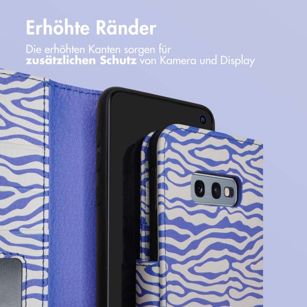 imoshion ﻿Design Klapphülle für das Samsung Galaxy S10e - White Blue Stripes