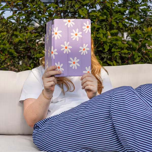 imoshion Design Trifold Klaphülle Apple iPad 9 (2021) 10.2 Zoll / iPad 8 (2020) 10.2 Zoll / iPad 7 (2019) 10.2 Zoll - Flowers Distance