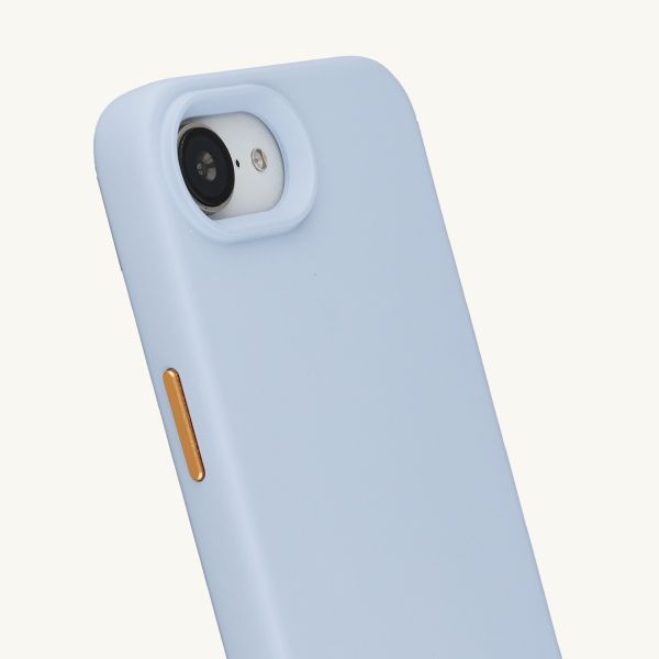Selencia Rivièra MagSafe Backcover mit abnehmbaren Haken für das Apple iPhone 17e / 16e - Powder Blue + Lova Handykette - Burgundy