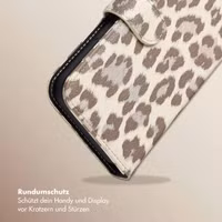 Selencia Sabi Klapphülle mit Leopardenmuster Apple iPhone 15 - Soft Ivory