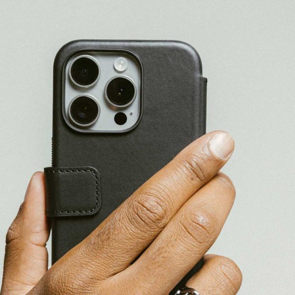Nomad Modern Leather Folio Klapphülle Apple iPhone 16 Pro Max - Schwarz