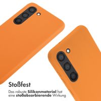 imoshion Silikonhülle mit Band für das Samsung Galaxy S23 - Orange