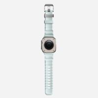 Nomad Rocky Point Armband für das  Apple Watch Series 1 t/m 11 / SE / Ultra (44/45/46/49 mm) - Icy Blue Glow TItanium