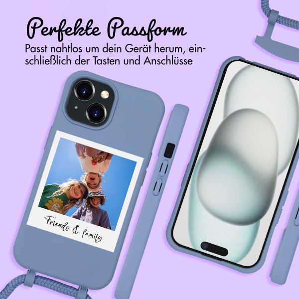 Personalisierte Color Backcover MagSafe mit abtrennbarem Band und Polaroid für iPhone 15 - Ash Blue