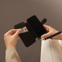 Selencia Riva Bookcase mit MagSafe und Handgelenkband Apple iPhone 16 - Schwarz