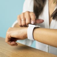 imoshion Silikonband für das Fitbit Versa 4 / 3 / Sense (2) - Weiß