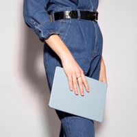 Selencia Trifold Klapphülle aus veganem Leder iPad 9 (2021) 10.2 Zoll / iPad 8 (2020) 10.2 Zoll / iPad 7 (2019) 10.2 Zoll 