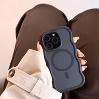 Selencia Wavy Backcover mit MagSafe Apple iPhone 17 Pro - Schwarz