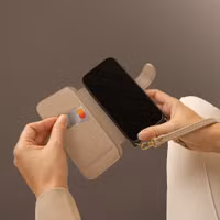 Selencia Riva Bookcase mit MagSafe und Handgelenkband Apple iPhone 16e - Beige