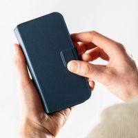 Accezz 2-in-1 Klapphülle aus Leder mit MagSafe für das Apple iPhone 16 - Nightfall Blue