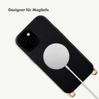 Selencia Rivièra MagSafe Backcover mit abnehmbaren Haken für das Apple iPhone 15 - Velvet Black + Sleek Chain (130 cm) - Gold