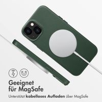 Accezz MagSafe Leather Backcover für das iPhone 13 - Cedar Green