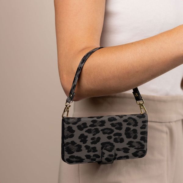 Selencia Sabi Klapphülle mit Leopardenmuster Apple iPhone 12 (Pro) - Midnight Black