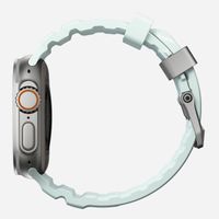 Nomad Rocky Point Armband für das  Apple Watch Series 1 t/m 11 / SE / Ultra (44/45/46/49 mm) - Icy Blue Glow TItanium