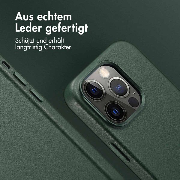 Accezz MagSafe Leather Backcover für das iPhone 13 Pro - Cedar Green