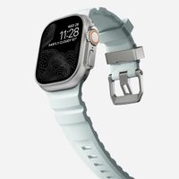Nomad Rocky Point Armband für das  Apple Watch Series 1 t/m 11 / SE / Ultra (44/45/46/49 mm) - Icy Blue Glow TItanium