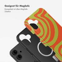 Selencia Vivid Tough Back Cover MagSafe für das iPhone 16 - Wavy Swirl Orange Fern