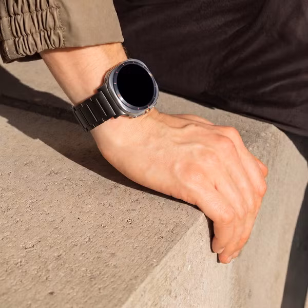 Accezz Mattes Titanstahlarmband für das Samsung Galaxy Watch Ultra (2024/2025) - Schwarz
