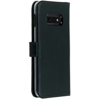 Selencia Echtleder Klapphülle Grün für das Samsung Galaxy S10e