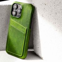 Wachikopa Full Wrap C.C. Back Cover mit 2 Kartenhaltern für das iPhone 15 Pro Max - Forest Green